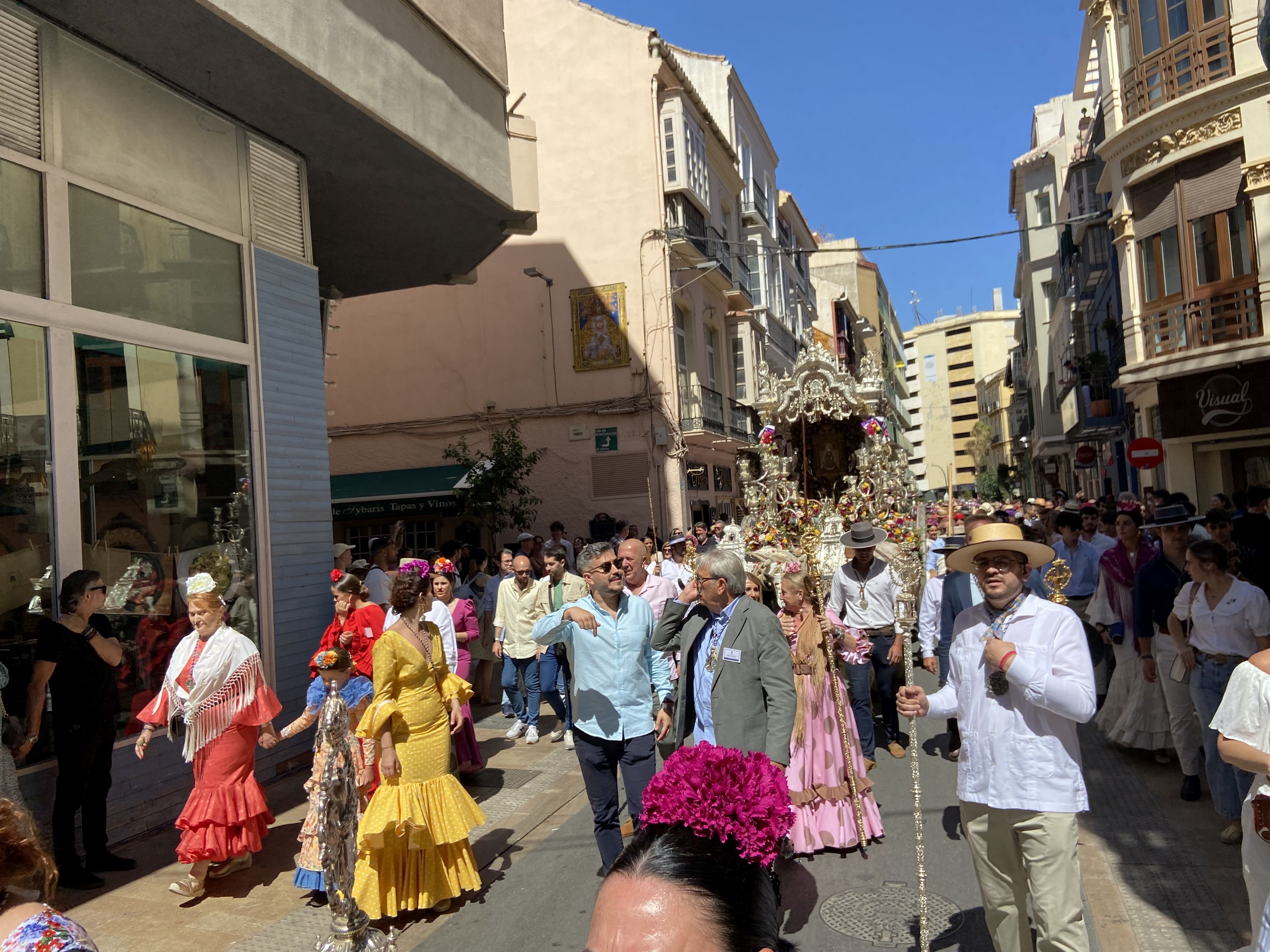 La salida de la Real Hermandad de Málaga hacia El Rocío, en imágenes