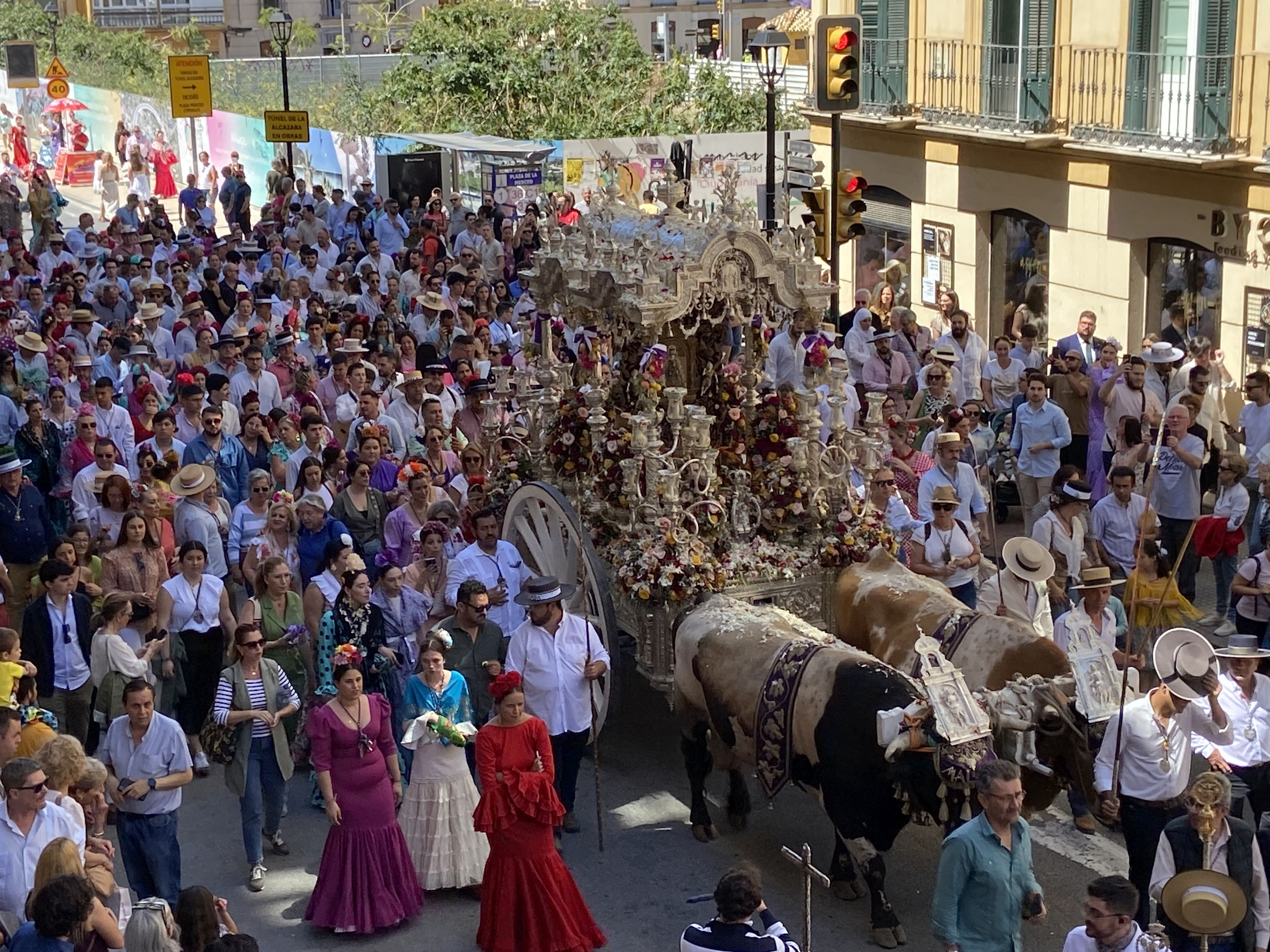 La salida de la Real Hermandad de Málaga hacia El Rocío, en imágenes