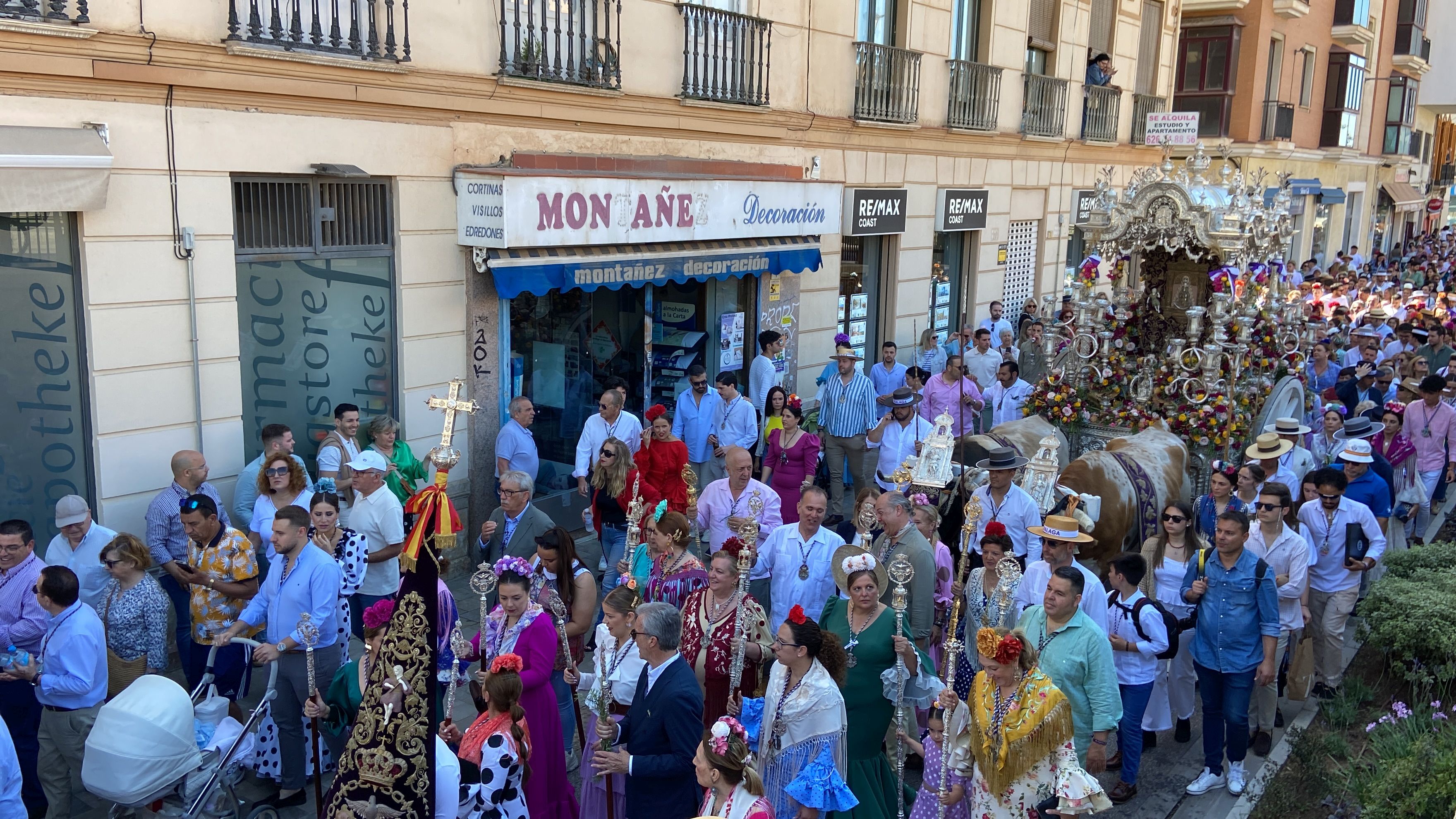 La salida de la Real Hermandad de Málaga hacia El Rocío, en imágenes