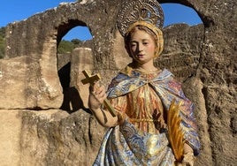 La talla de la Santa que realizó el escultor malagueño, Raúl Trillo, en las ruinas de Bobastro.