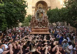 Momento de la salida de la Virgen del Carmen del Perchel desde la Catedral.