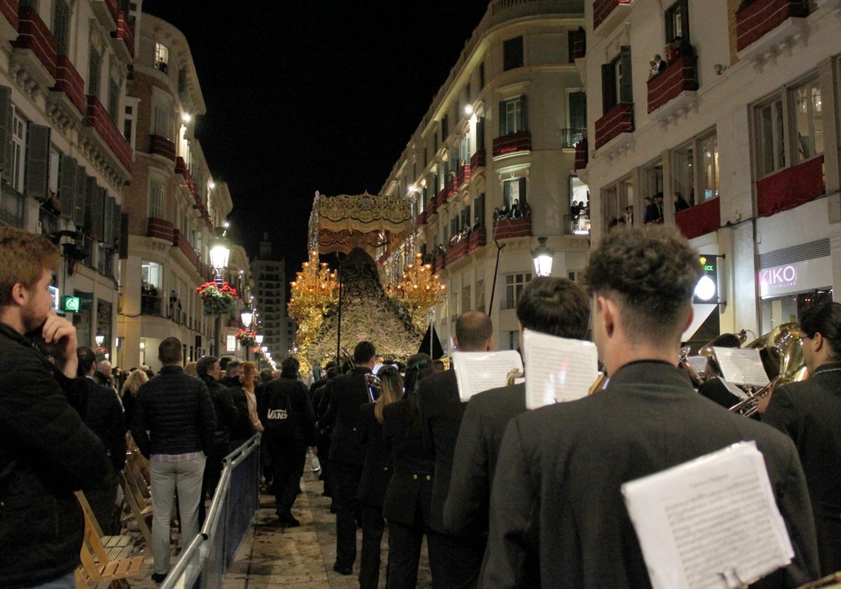 Músicos tras el trono de la Esperanza, en una imagen de la propia banda.