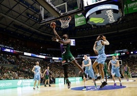 Melvin Ejim, en una bandeja este domingo.