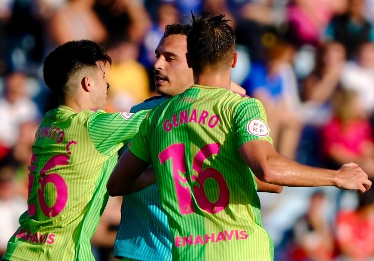 Antoñito y Genaro se abrazan a Alfonso Herrero tras el gol del empate.