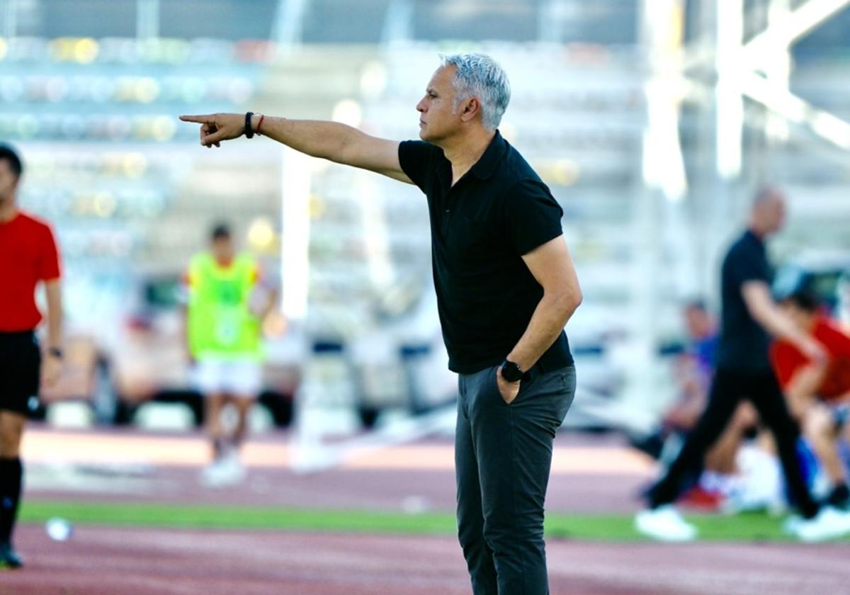 El entrenador del Málaga, Sergio Pellicer, en un momento del partido contra el San Fernando.