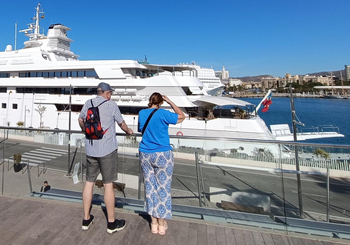 Turistas contemplan las vistas desde la parte superior de Muelle Uno.