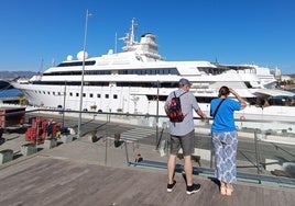 Turistas contemplan las vistas desde la parte superior de Muelle Uno.