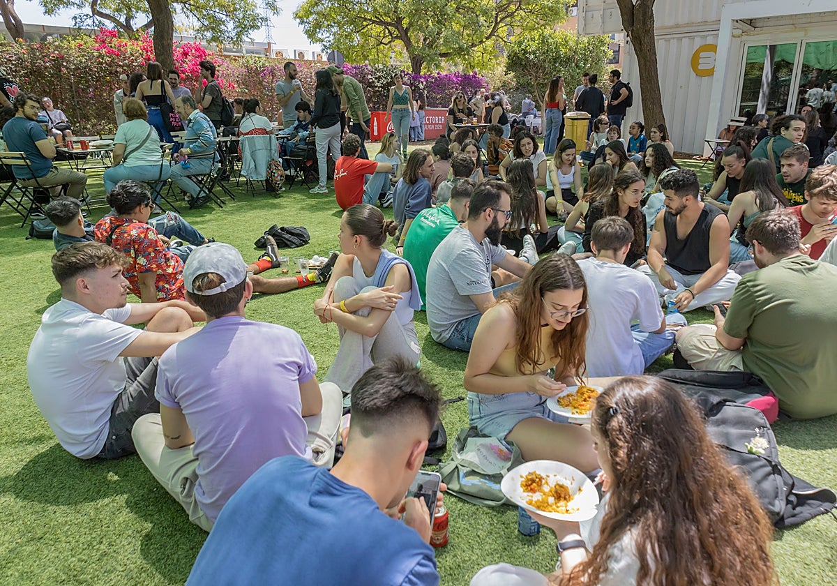 La tradicional paella del Contenedor Cultural el día de 'La Traca'.