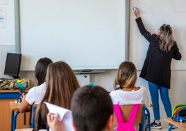 Una profesora imparte clase en un centro público.