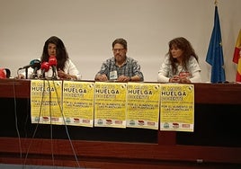 Carmen Máximo, Guillermo Hernández y Yolanda Gamero, de USTEA, ANPE y Comisiones Obreras, los sindicatos convocantes de la huelga.