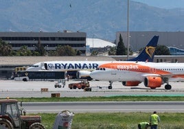 Dos aviones esperan en la pista de rodaje del aeropuerto de Málaga.