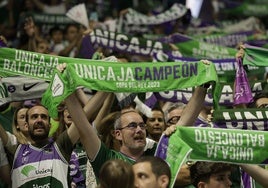 Aficionados del Unicaja, el domingo con bufandas.