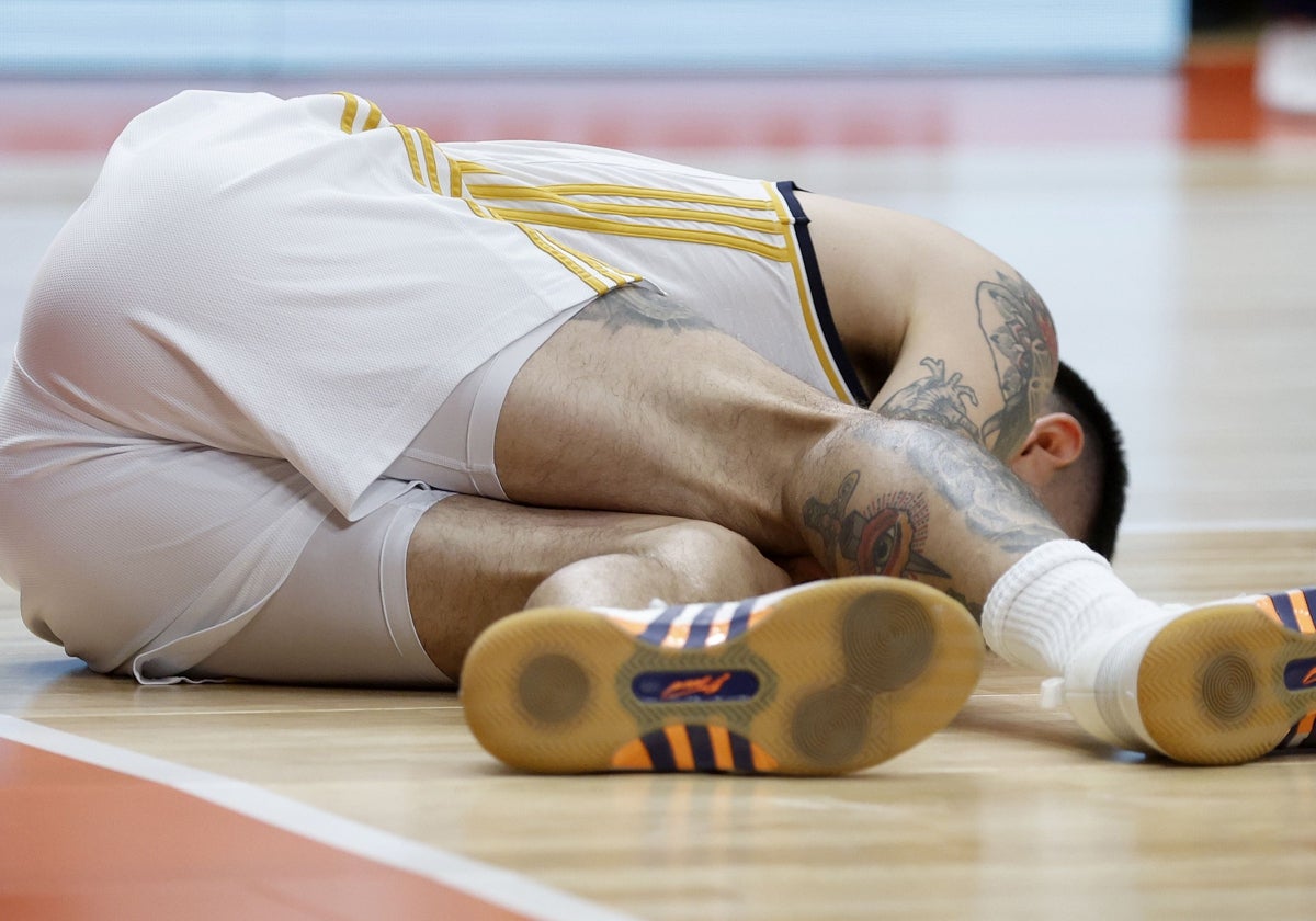 El alero Gaby Deck (Real Madrid), tendido en la pista en Valencia la pasada semana, al caer lesionado en una rodilla.