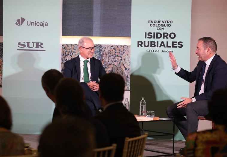 El consejero delegado de Unicaja, Isidro Rubiales, con el director de SUR, Manolo Castillo.