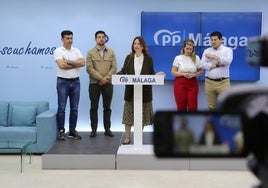 Navarro, este lunes, junto a miembros de la dirección del partido este lunes.