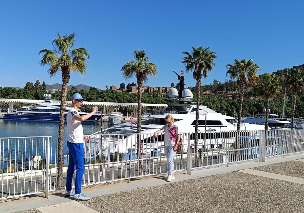 Turistas se hacen fotos en la parte superior de Muelle Uno, en Málaga.