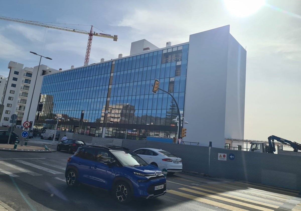 Vista del Hotel Tritón desde la avenida Antonio Machado de Benalmádena.