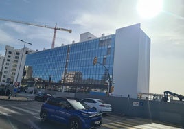 Vista del Hotel Tritón desde la avenida Antonio Machado de Benalmádena.