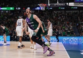 Dylan Osetkowski celebra una canasta en un partido ante el Real Madrid este curso.