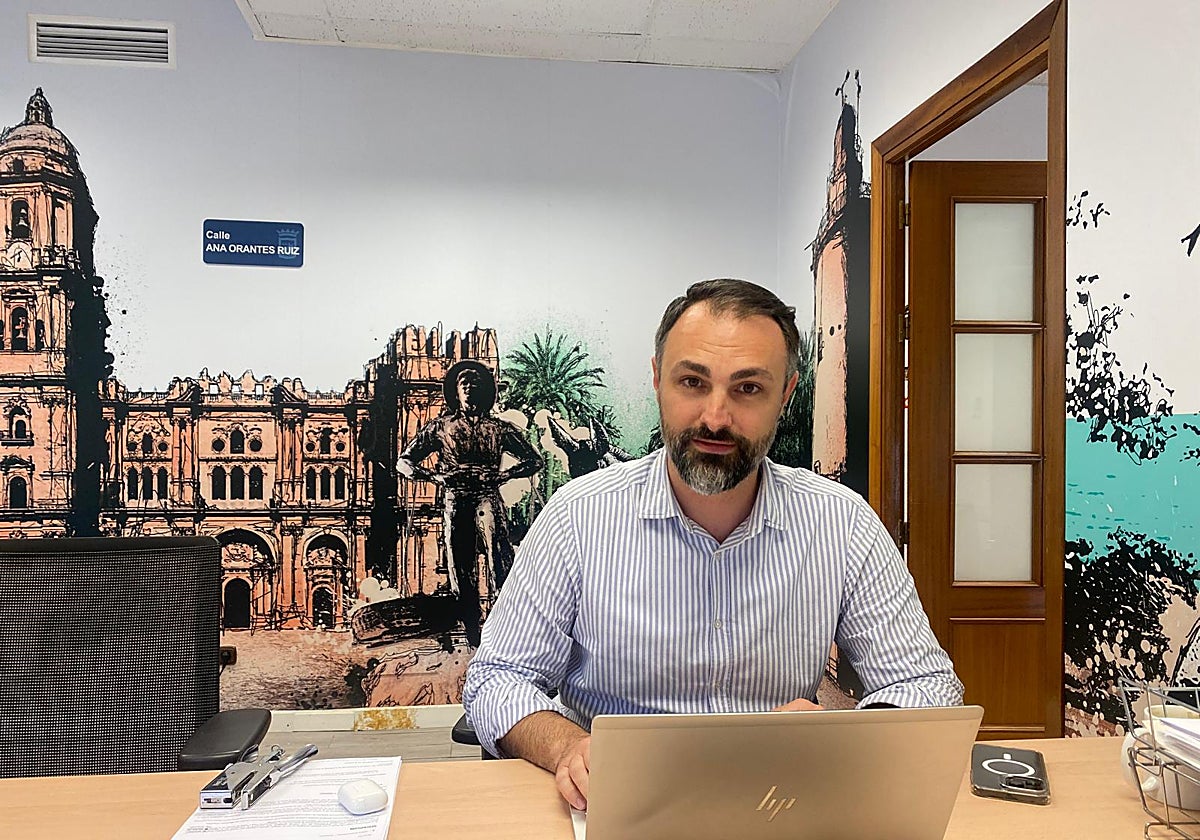 El edil socialista Mariano Ruiz Araujo, en el grupo municipal en el Ayuntamiento de Málaga.