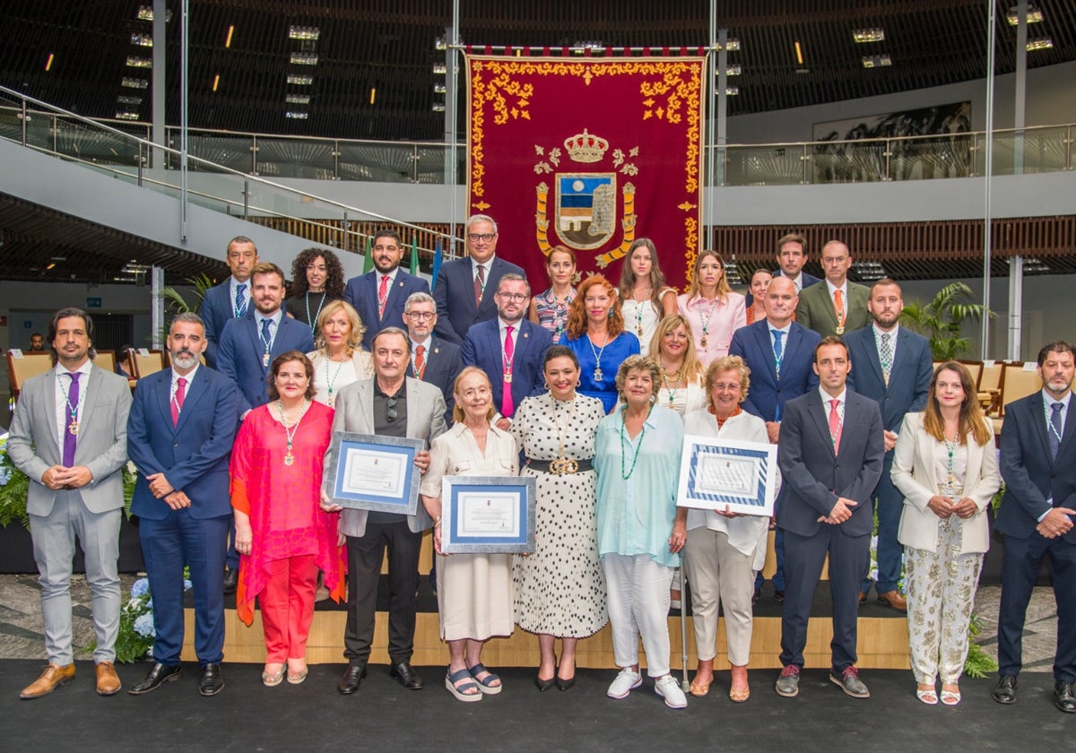 Blanco, con la Corporación Municipal, en el acto de celebración del XXXV Aniversario de la Autonomía de Torremolinos, cuando fue distinguido junto a otros ciudadanos.