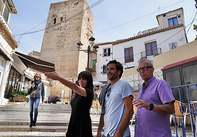 La directora de arte Pilar Angulo, el cineasta Álvaro Díaz Lorenzo y el productor Antonio Pérez, localizando en la Cuesta del Tajo de Torremolinos.