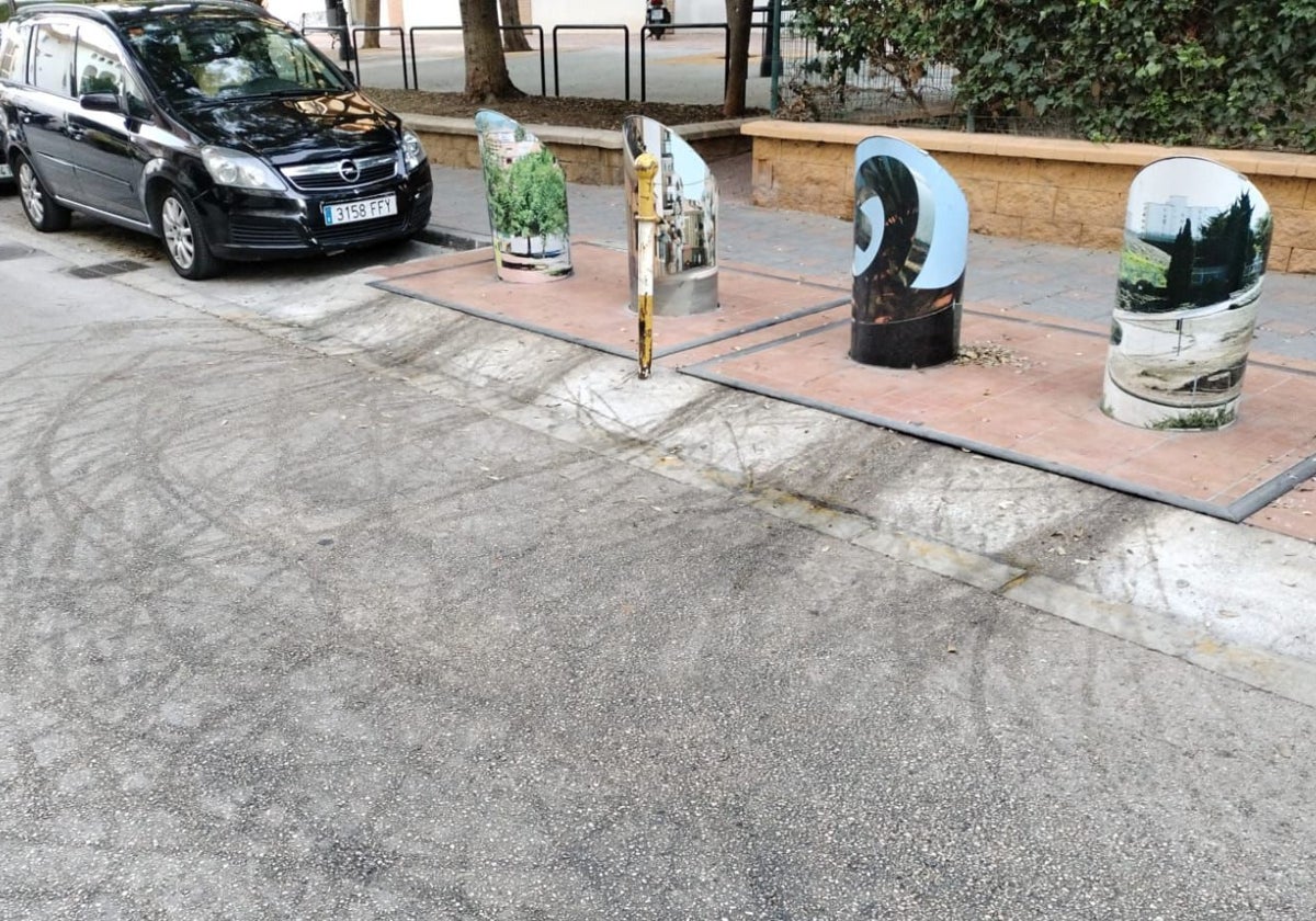 Manchas en la calzada junto a los contenedores, en la calle La Fuensanta de Fuengirola.