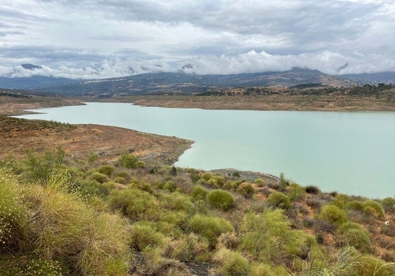 La presa de La Viñuela almacena 30,8 hectómetros, el doble que hace un año.