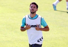 El jugador del Málaga Nelson Monte, en el entrenamiento de este miércoles en campo principal de La Rosaleda.