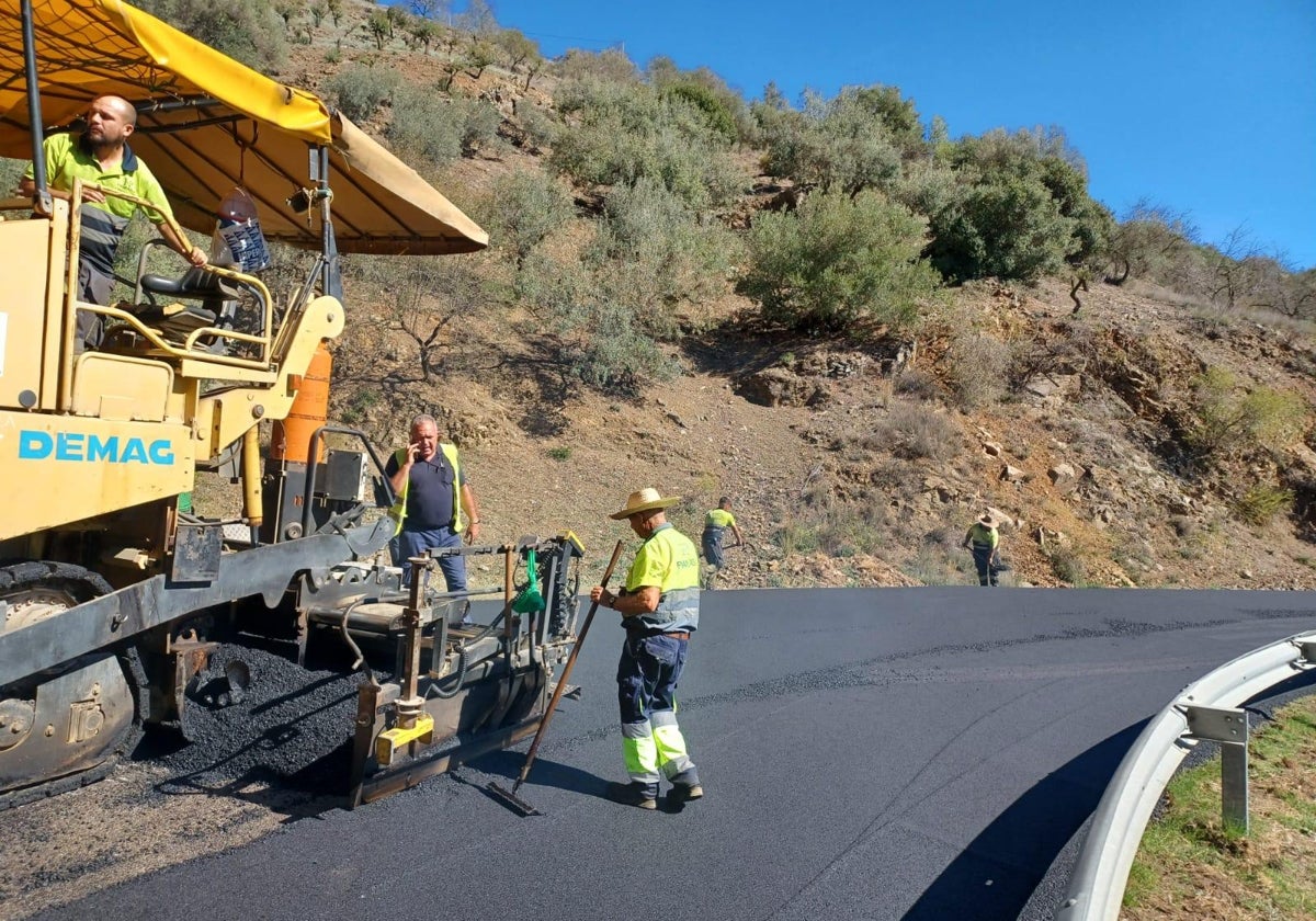 Obras en la carretera entre Moclinejo y Almáchar.