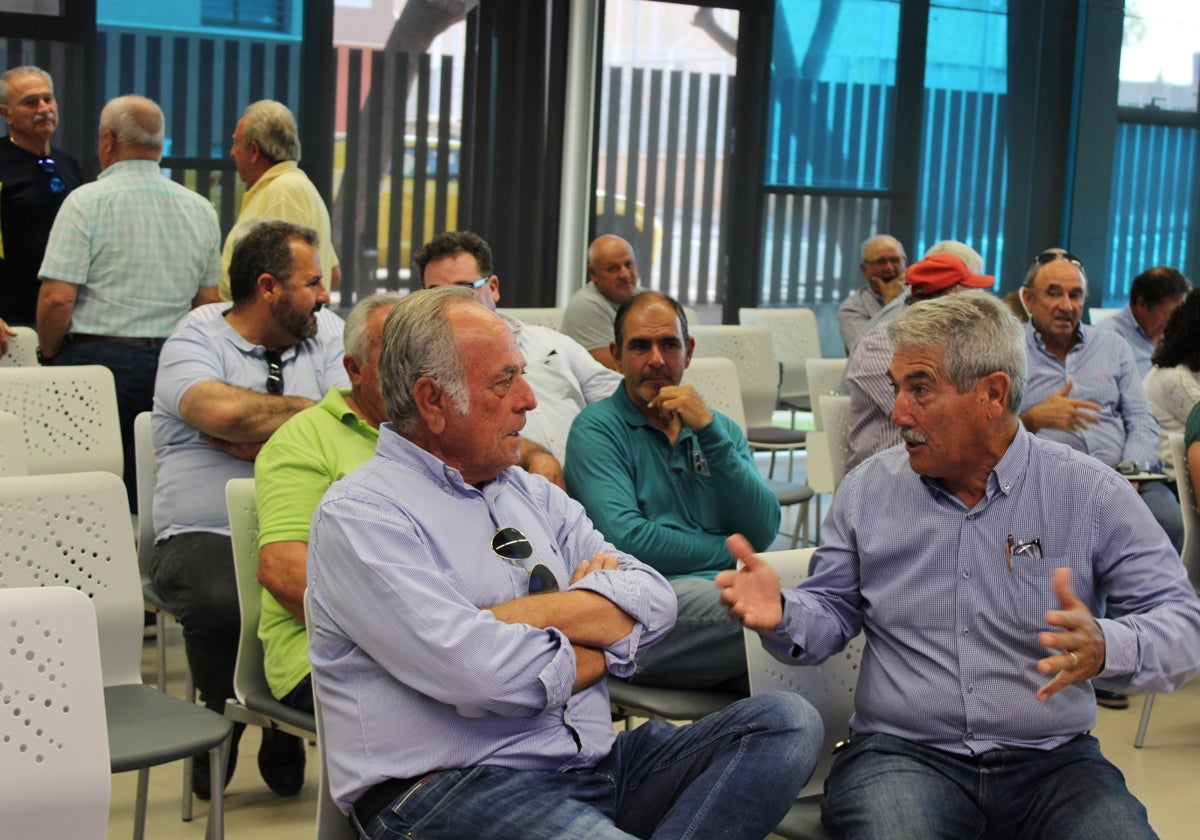 Regantes participantes en la reunión.