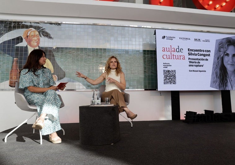 La periodista de SUR Rossel Aparicio junto a la psicóloga Silvia Congost en el Aula de Cultura de SUR.