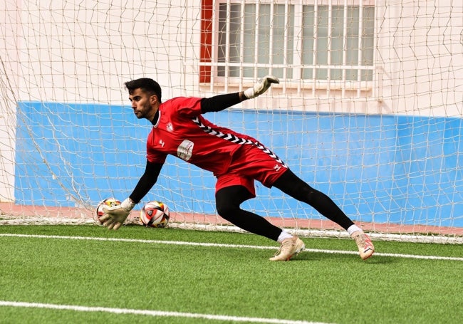 Iván Moreno, en un entrenamiento con el Antequera.