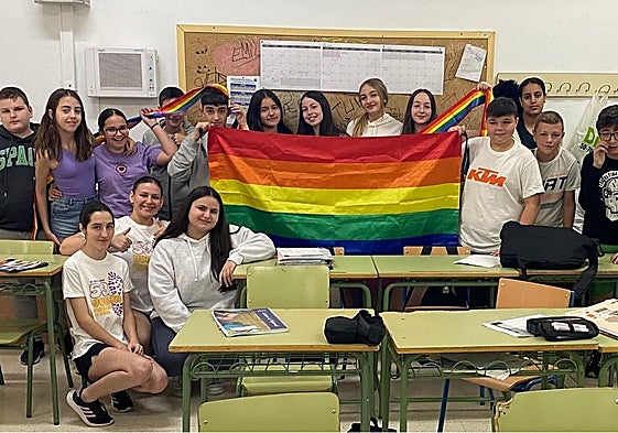 Uno de los grupos de primer curso de Secundaria durante la elaboración de los talleres