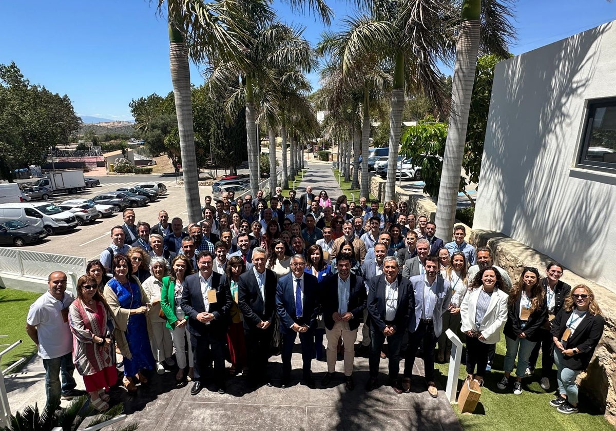 Foto de los participantes en el foro.