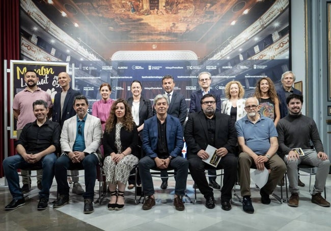 El equipo artístico y elenco de 'Manon Lescout', junto a la concejala Mariana Pineda.