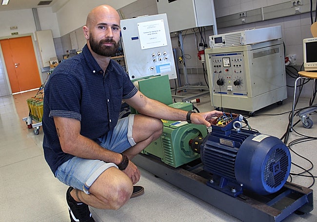 Ignacio González Prieto, en uno de los labotatorios de la Escuela de Ingenierías Industriales.