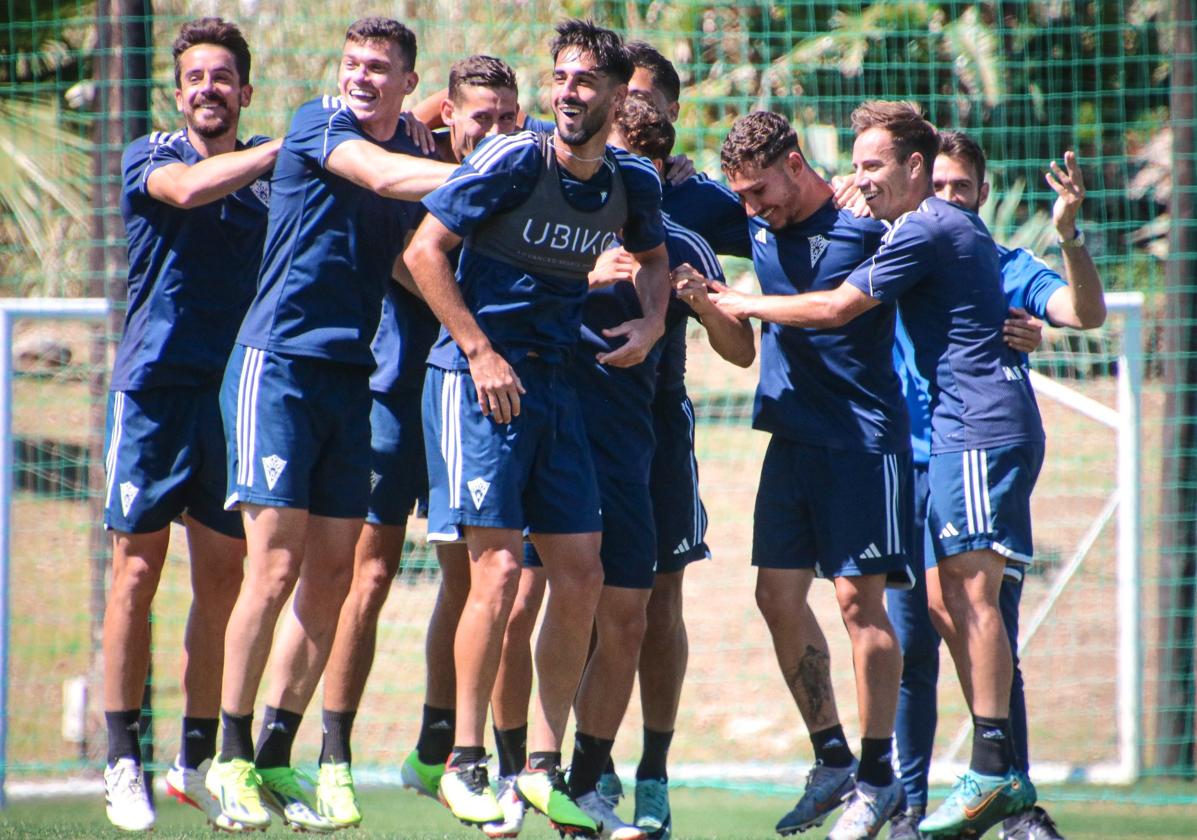 Los jugadores del Marbella, con buen ambiente en un entrenamiento reciente.