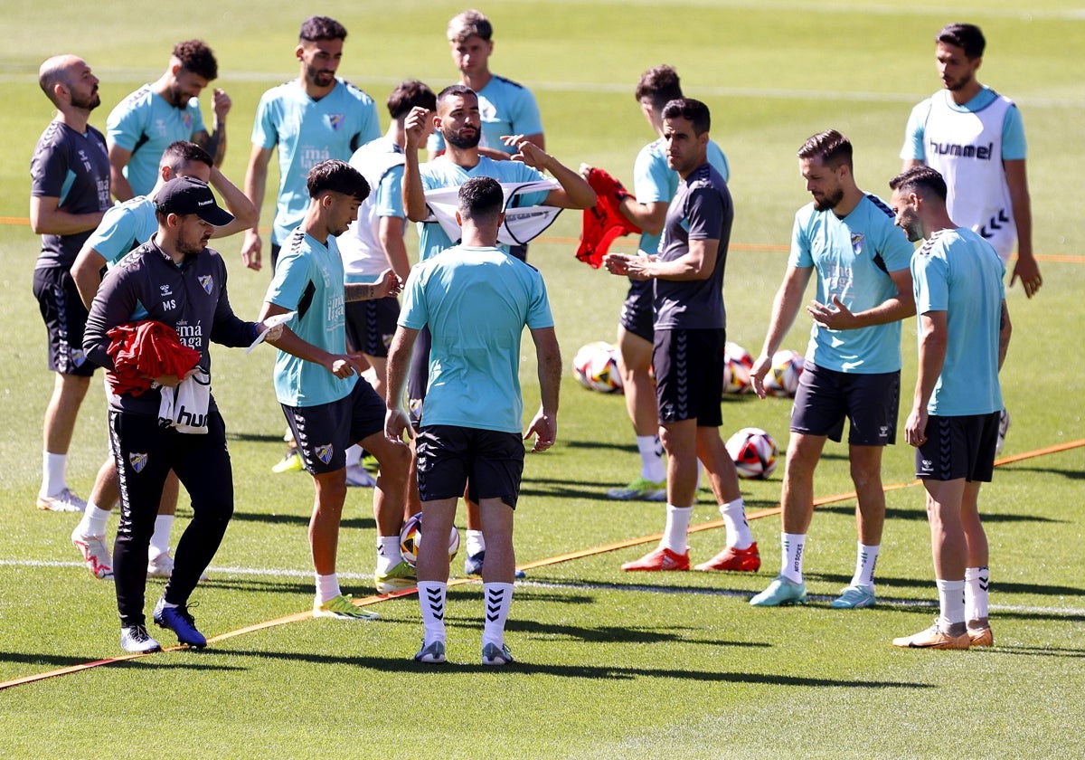 Los jugadores del Málaga, en un entrenamiento esta semana en La Rosaleda.