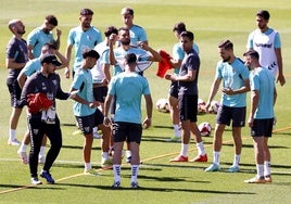 Los jugadores del Málaga, en un entrenamiento esta semana en La Rosaleda.