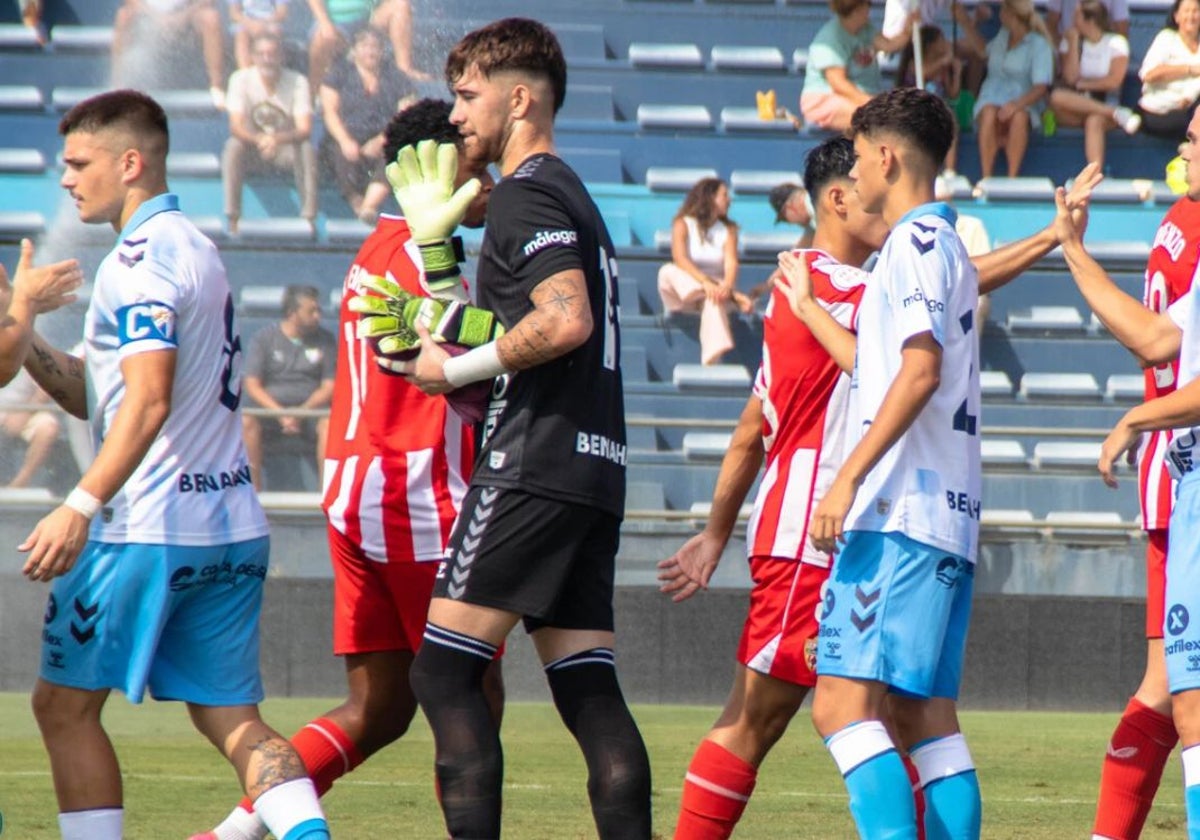 Los jugadores del Atlético Malagueño y el Almería B se saludan.