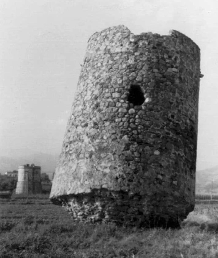 Imagen secundaria 2 - Arriba, otra perspectiva de la torre vigía 'Daleada' de Algarrobo-Costa; debajo a la izquierda, la torre derecha, construida en el siglo XVIII, y a la derecha, una foto histórica de ambas a principios del siglo XX.