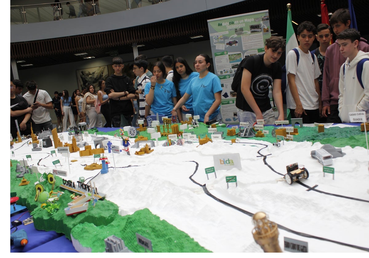 Imagen principal - El 'Mapa Tecnológico de Andalucía', coches radiocontrolados y un sistema para conocer el grupo sanguíneo, explicado por uno de los alumnos autores al jurado.