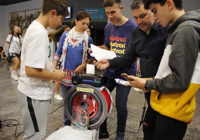 Una reproducción del wc al que se le ha cambiado la cisterna para ahorrar agua en el instituto de Villanueva de la Concepción, con alumnos y docentes que han participado en el proyecto.