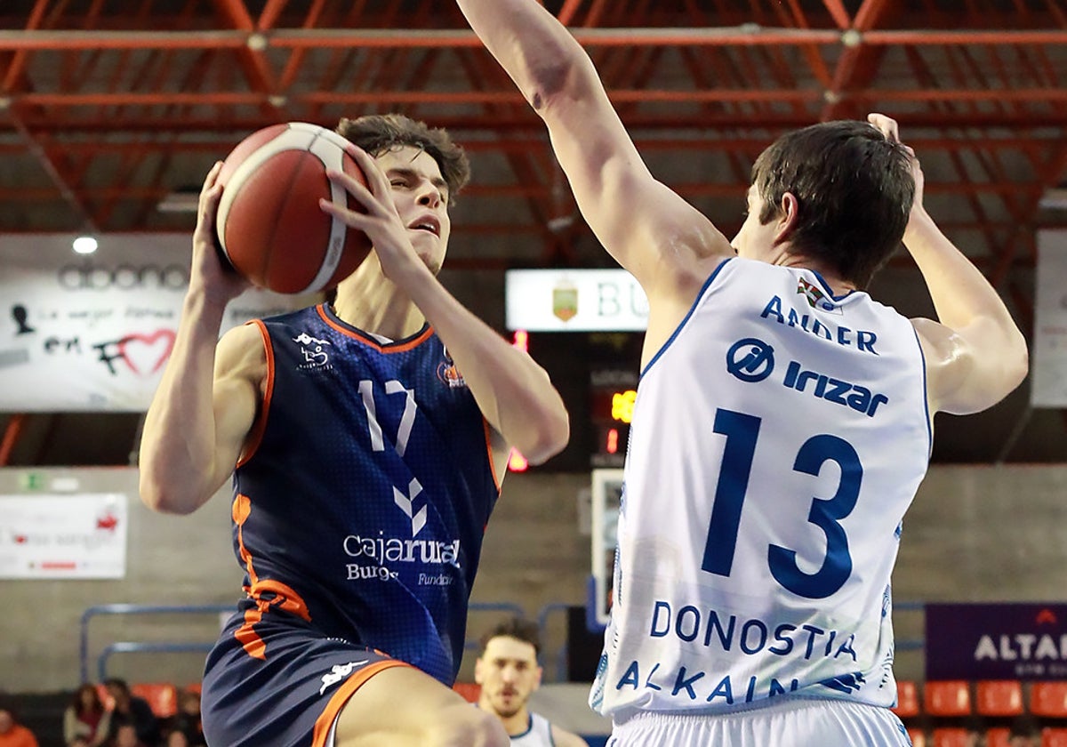 Saint-Supéry penetra a canasta en una acción del partido jugado el viernes.