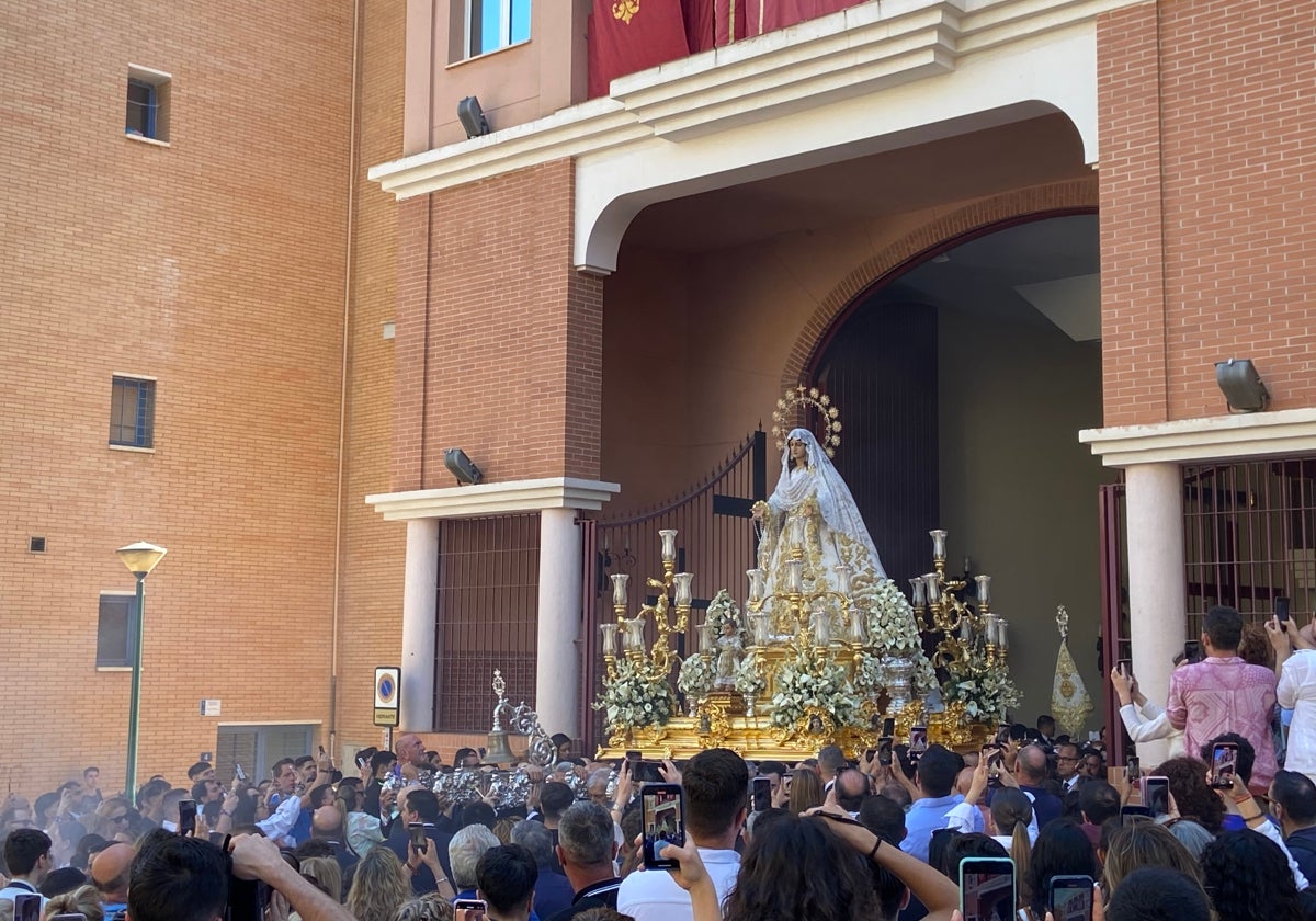 La Virgen del Rocío durante su salida de la casa hermandad.