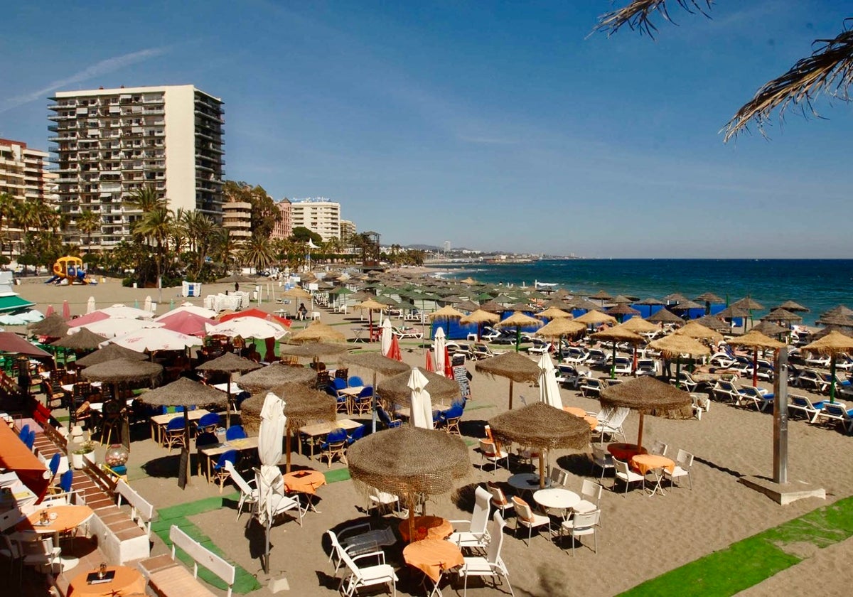 Playa de Marbella con zona de hamacas.