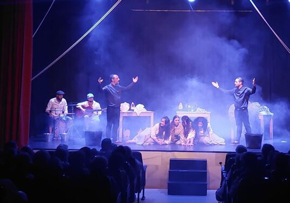 Imagen de una representación de 'Las trece rosas' de la compañía teatral gaditana de Estíbaliz Núñez.