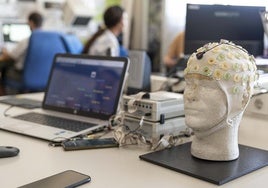 Dispositivo para traducir impulsos eléctricos del cerebro en órdenes para una interfaz.