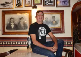 Francis, junto a las fotografías de sus antepasados, en la taberna Ebe La Polaca.